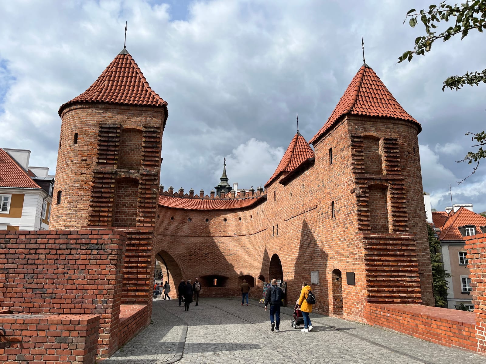 Przejście bramą łączące Stare i Nowe Miasto